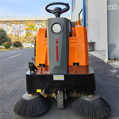 工廠車間使用駕駛式掃地機,高效率的同時省人工